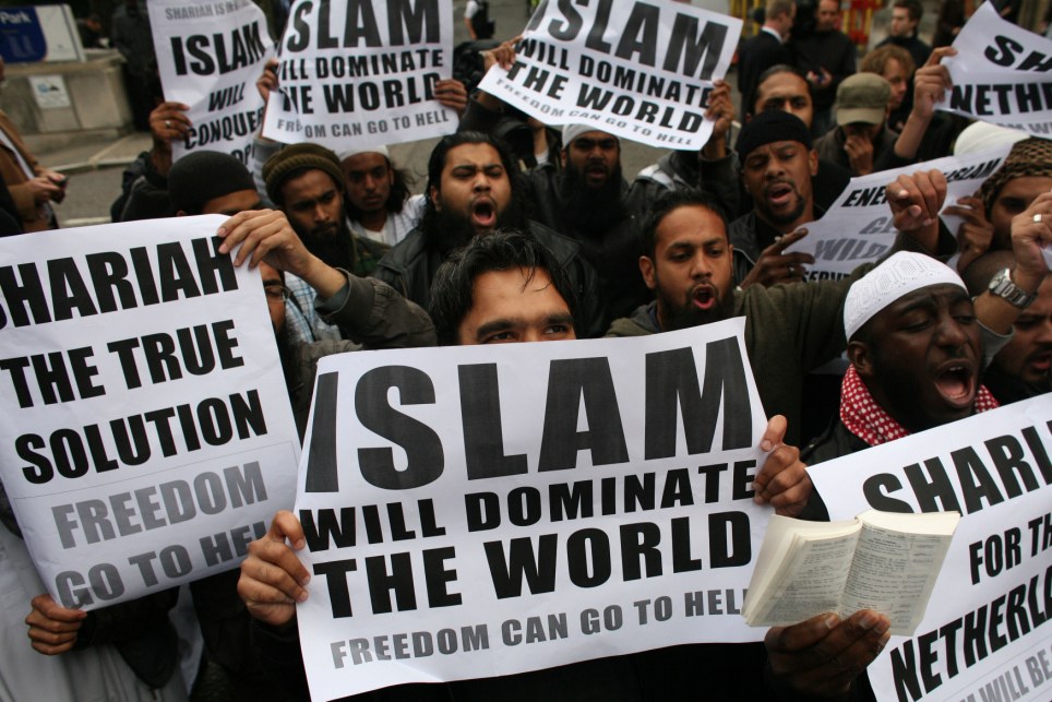 muslims-carrying-banners-declaring-islam-will-dominate-the-world-protest-at-the-visit-of-mr-wilders-to-the-uk.jpg